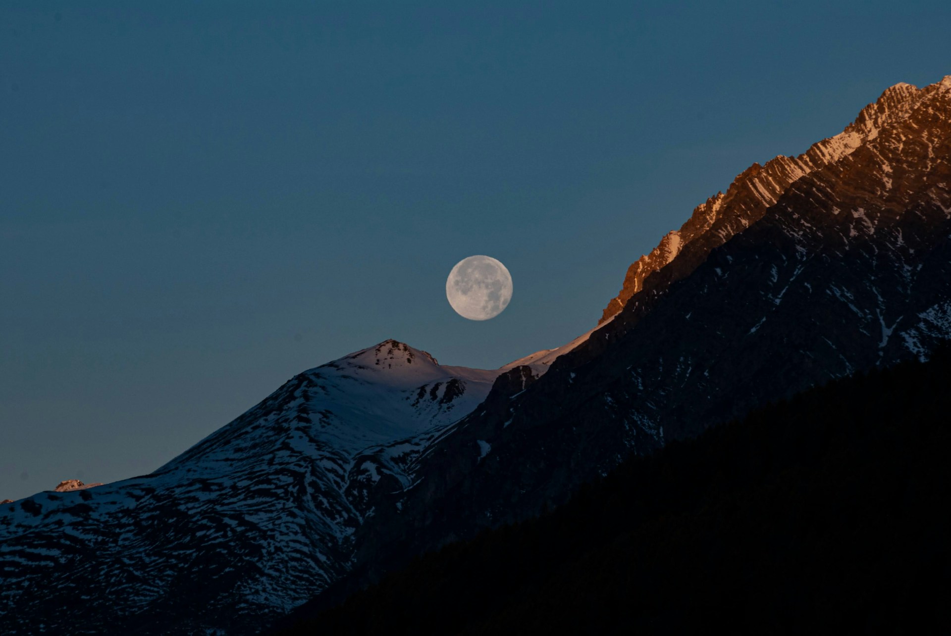 Moon And Moonscapes – Check Out These Ethereal Photographs